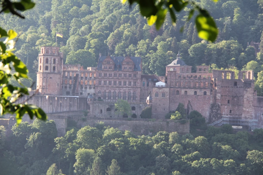 Blick auf das Heidelberger Schloss vom Philosophenweg nach einer Wanderung vom BS Boutique Hotel aus. 