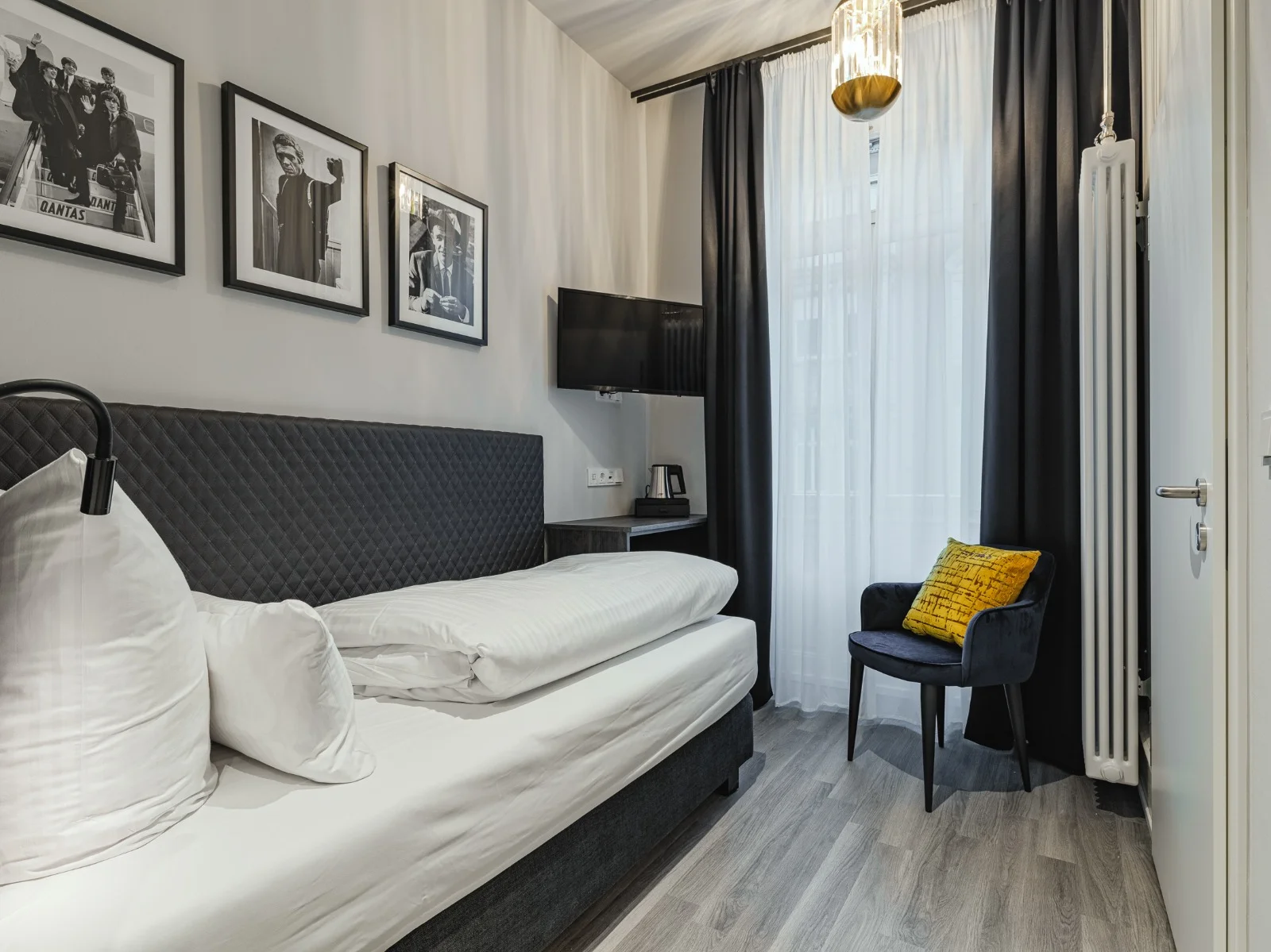 Zusätzlicher Schlafbereich mit Bett und Sessel im Familienzimmer