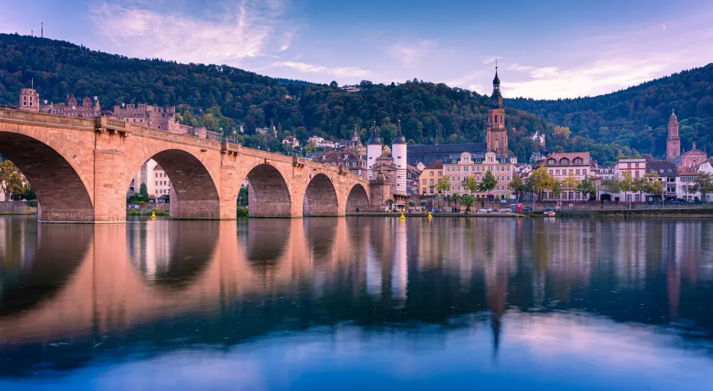 Blick vom Neckarufer auf die Alte Brücke sowie die Heidelberger Altstadt.