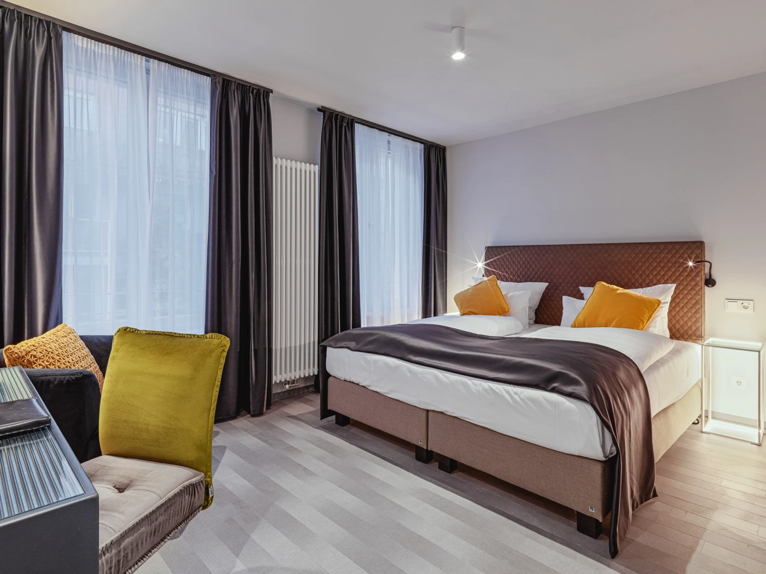 Classic Room im BS Boutique Hotel Heidelberg mit Doppelbett, gelben Akzentkissen und modernem Design.