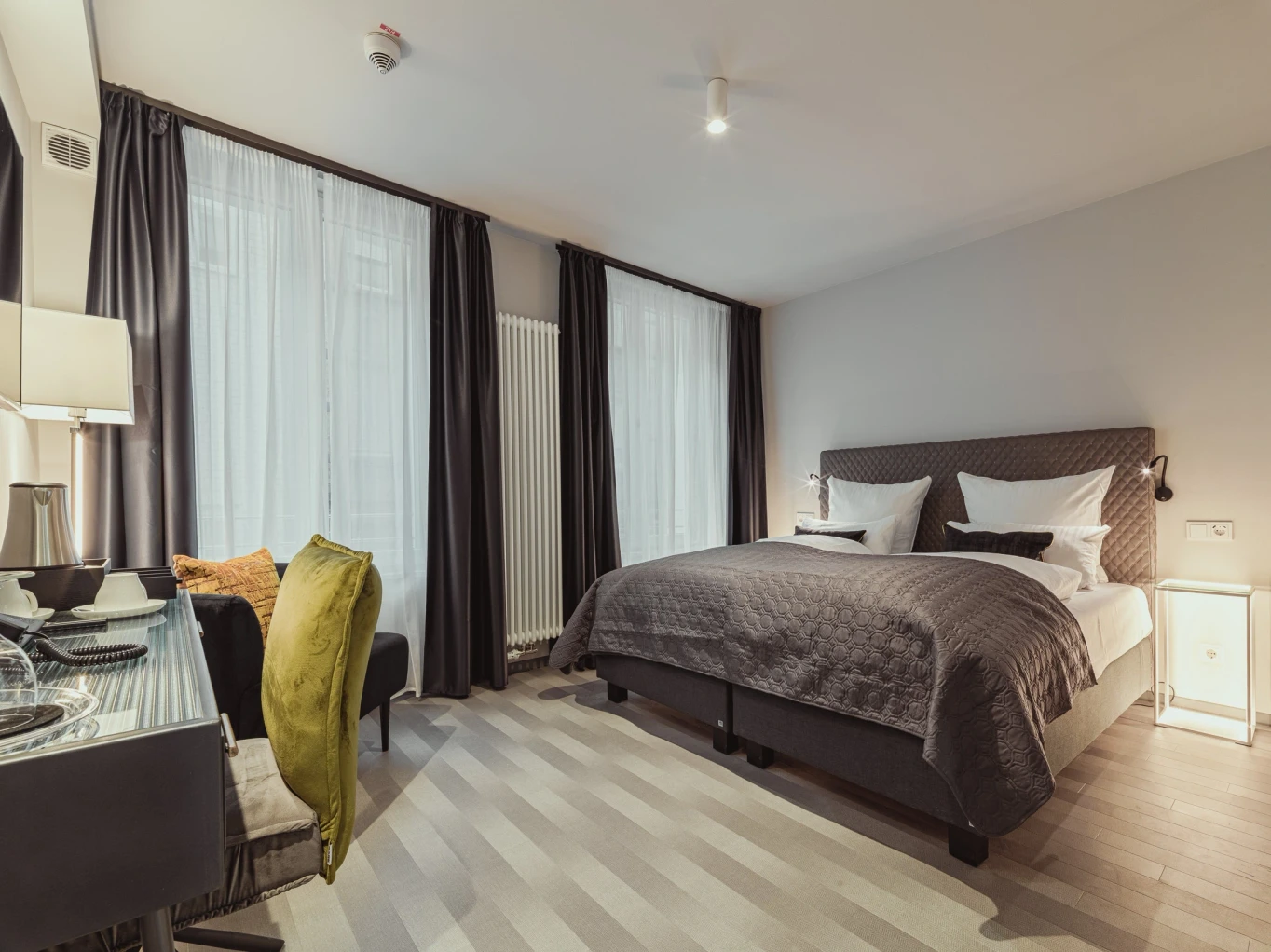 Classic Room im BS Boutique Hotel Heidelberg mit Doppelbett, Schreibtisch und moderner Einrichtung.